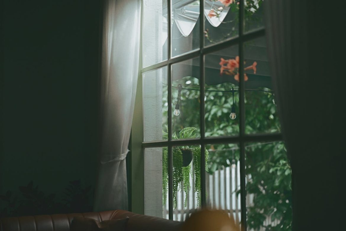 Jak zmierzyć okno pod karnisz i zasłony? Poradnik i oferta pomiaru w domu