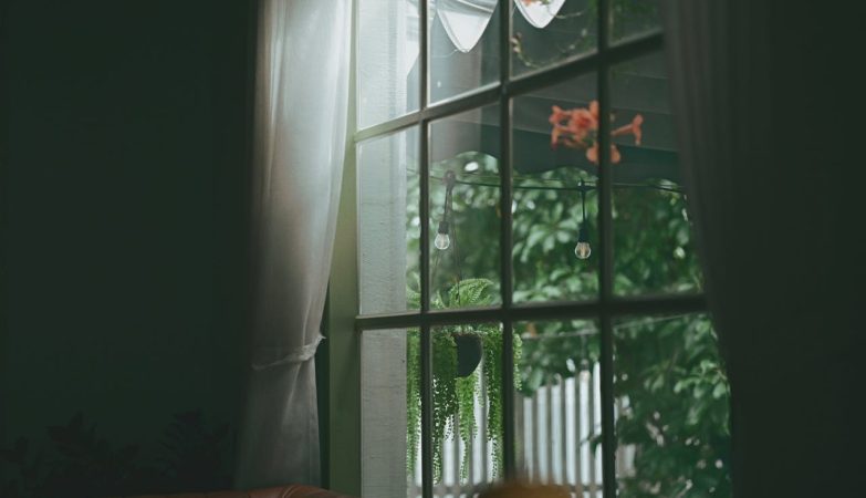 Jak zmierzyć okno pod karnisz i zasłony